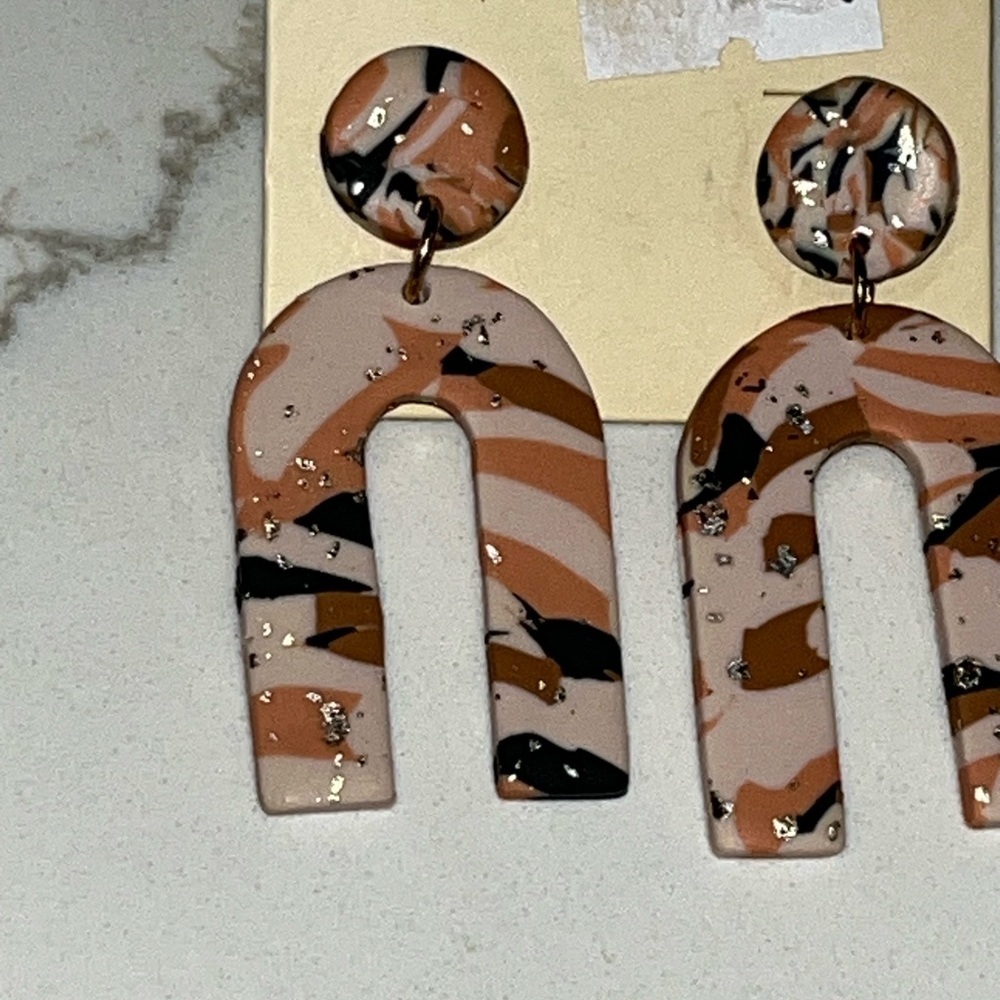 Resin Arch Dangle Earrings in Blush, Black & Gold Flakes drop earrings NWT - Picture 4 of 4